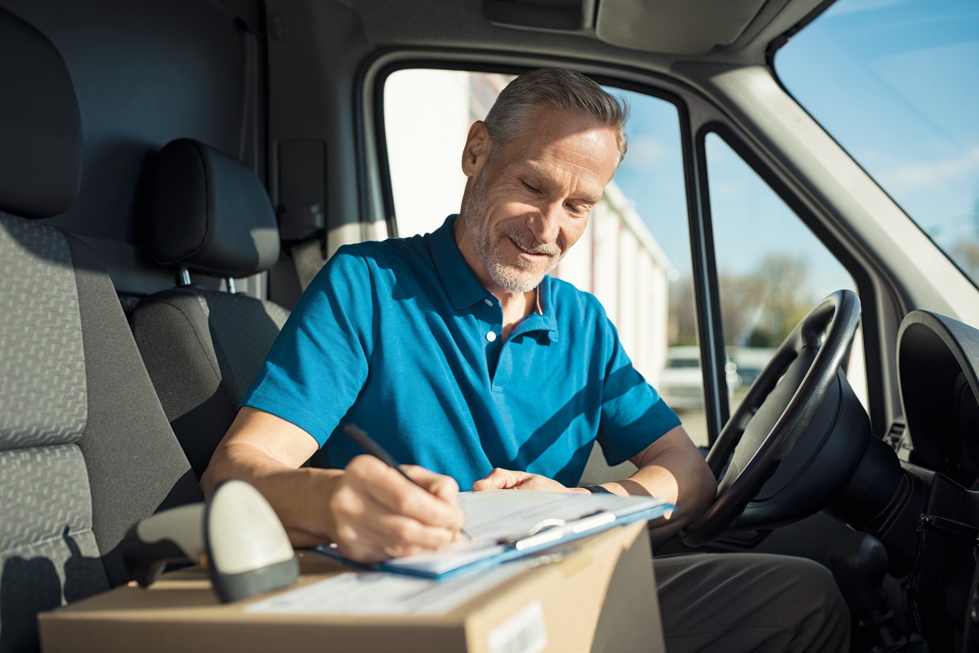 Courier signing delivery receipt